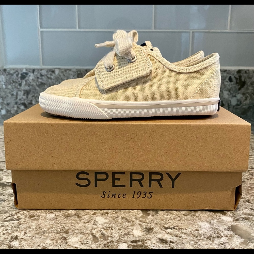 Brand New Sperry - size 8M (Little girls)